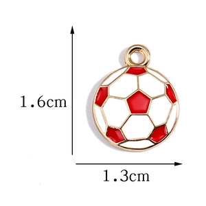 Ciondolo da calcio in smalto colorato con metallo dorato e misure esatte di 1,6cm x 1,3cm