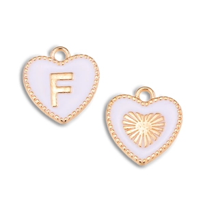 Detail van hartvormige goudlegering hanger met wit email en letter F voor DIY-sieraden