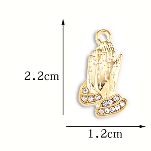 Colgante manos en oración dorado con strass blancos y medidas de 2,2 cm de alto
