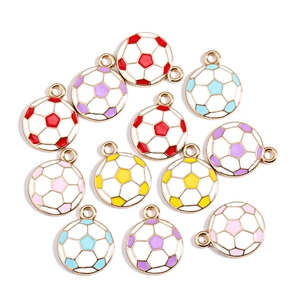 Pendenti a forma di calcio in smalto colorato per gioielli fai-da-te su sfondo bianco