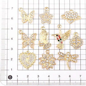 Set de dijes de aleación dorada con mariposa y corazón para joyería de moda DIY