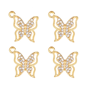 Vue détaillée de quatre pendentifs papillons dorés avec ailes évidées et cristaux