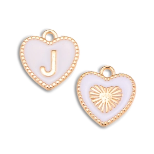 Detail van hartvormige hangers van legering met wit email en gouden letter J