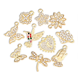 Set de colgantes DIY dorados con pedrería en forma de corazón mariposa y libélula