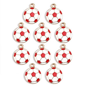 Vista macro di 11 ciondoli da calcio in smalto rosso e bianco con ganci in lega dorata
