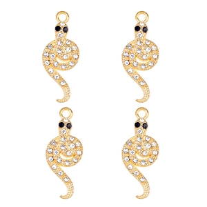 Détail macro de quatre breloques serpent dorées avec des strass blancs et noirs