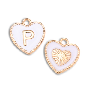 Macro-detail van hartvormige witte emaille hangers met gouden letter P voor DIY-sieraden