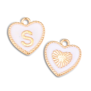 Macro-opname van witte hartvormige hangers met gouden letter S voor DIY sieraden
