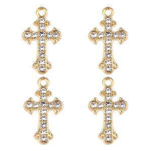Détail de pendentifs croix dorés avec zircons brillants pour création de bijoux DIY