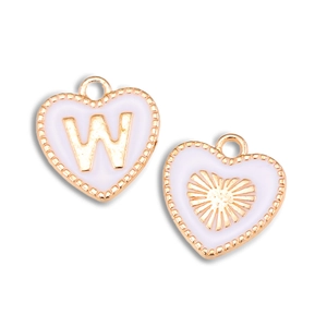Detailopname van hartvormige hangers van legering met wit emaille en gouden letter W