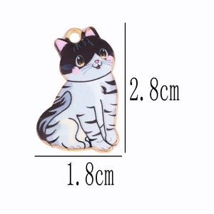 Vue détaillée du pendentif chat dessin animé avec dimensions 1,8cm x 2,8cm pour DIY