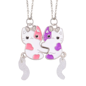 Detail van magnetische katten BFF-kettingen met glitterstrikjes en golfvormige hangers