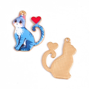 Vue détaillée avant et arrière du pendentif chat bleu en alliage avec cœur rouge et base dorée