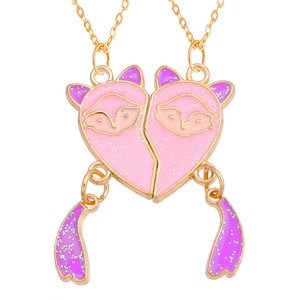 Detail van magnetische vos vriendschapsketting met roze en paarse glitter emaille harten