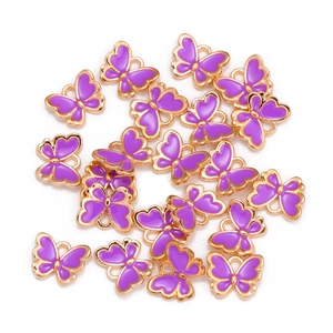 Makroaufnahme violetter Schmetterling-Anhänger mit Goldrand für DIY-Schmuck