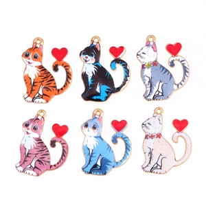 Lot de six pendentifs chat en alliage émaillé avec petit cœur rouge et anneau doré