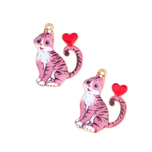 Détail de breloques chat en émail rose et violet avec queue en cœur et anneau doré