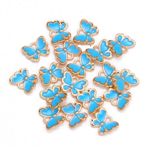 Makroaufnahme blauer Schmetterlingsanhänger aus Emaille mit goldenen Kanten für DIY