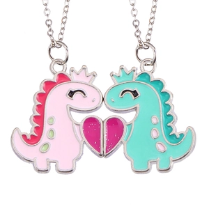 Detail van magnetische BFF-ketting met roze en groene dinosaurus hangers voor kinderen