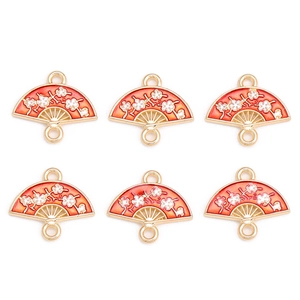 Détail de pendentifs éventail en émail rouge avec fleurs de prunier et doubles boucles DIY