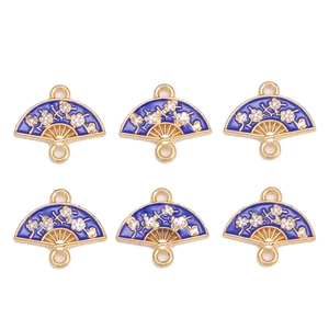 Détail de 6 breloques d'éventail en émail bleu avec fleurs de prunier et anneaux dorés