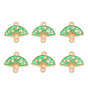 Détail de breloques en éventail émaillées vertes avec motifs floraux pour bijoux DIY