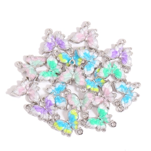 Vue macro de breloques papillon colorées en émail et alliage pour bijoux DIY