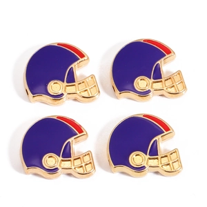 Detail von vier lila emaillierten Football-Helm-Anhängern mit Goldbeschichtung für DIY-Schmuck