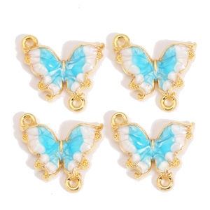 Vue détaillée de quatre breloques papillon en alliage émaillé bleu clair avec dorure