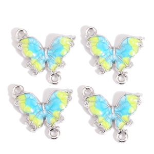 Détail de quatre breloques papillon dégradé bleu et vert avec doubles anneaux