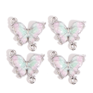 Détail de pendentifs papillon en émail dégradé avec strass et doubles anneaux de suspension