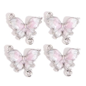 Détail de pendentifs papillon DIY avec dégradé rose et blanc et deux anneaux de suspension