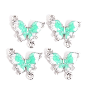 Détail de quatre pendentifs papillon en émail vert dégradé avec cadres en métal argenté