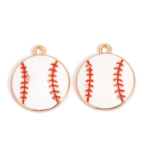 Detailansicht der Baseball-Anhänger mit weißem Emaille und roten Nähten für DIY-Schmuck