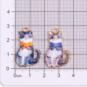 Ciondoli a forma di gatto con fiocchi arancio e blu su sfondo graduato di 2,5 cm