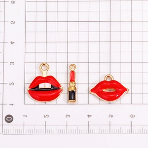 Emaille bedeltjes set met lippen en lippenstift voor DIY sieraden maken goudkleur