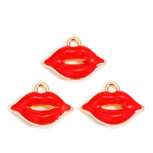 Macro-opname van drie rode emaille lipbedeltjes met gouden randen voor DIY-sieraden