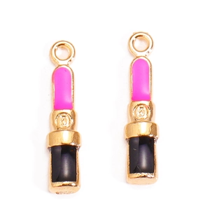 Detail van doe-het-zelf lippenstift hangers van legering met roze emaille voor sieraden
