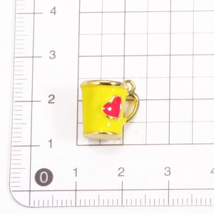 Ciondolo tazza da caffè 3D giallo con cuore rosso e finiture dorate per gioielli DIY