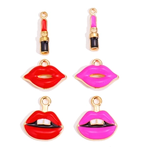 Creatieve rode lippen en lippenstift emaille bedeltjes voor sleutelhangers en accessoires