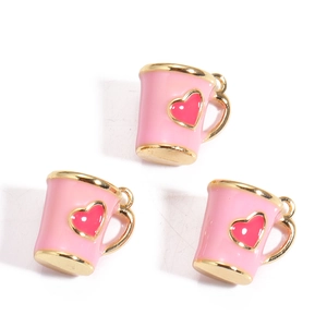 Dettaglio di ciondoli a tazza di caffè rosa con cuori rossi per gioielli DIY