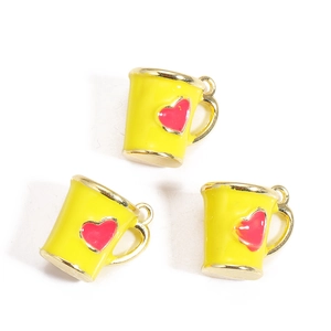 Tre ciondoli a tazza da caffè 3D gialli con cuori rossi per gioielli fai da te