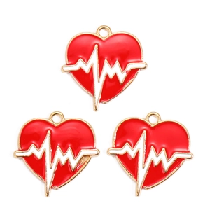 Détail macro de trois breloques cœur dorées avec émail rouge et motifs d'onde ECG