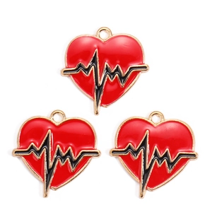 Détail de breloques en forme de cœur rouge émaillé avec ligne ECG dorée pour bijoux DIY