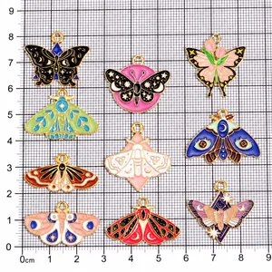 Set mit 9 bunten Emaille-Schmetterling-Anhängern für DIY-Schmuck mit CM-Skala-Hintergrund