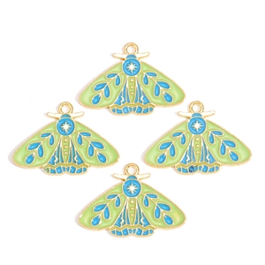 Detail von vier hellgrünen Schmetterling-Emaille-Anhängern mit goldenem Rand für DIY-Schmuck