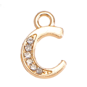 Gros plan du pendentif lettre C dorée orné de strass blancs brillants sertis
