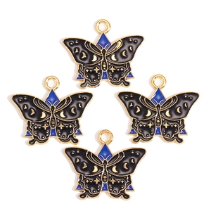 Detail von vier Schmetterlingsanhängern mit goldenen Sternen und blauem Emaille