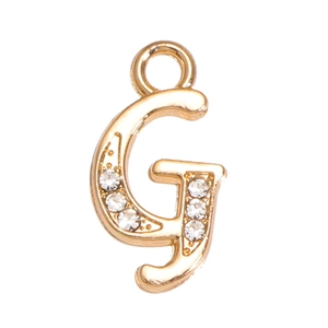 Vue détaillée du pendentif lettre G en alliage doré orné de strass blancs brillants