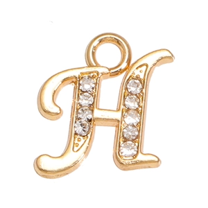 Détail d'un pendentif lettre H plaqué or orné de strass brillants incrustés